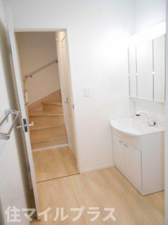 【独立洗面台】 | 郡山市富田町大徳南新築一戸建て8棟 | 独立洗面台、小物を置くことができて便利です