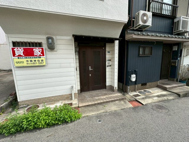 岩屋北町1丁目貸戸建のエントランス