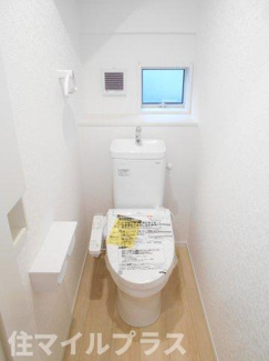 【トイレ】 | 郡山市富田町大徳南新築一戸建て8棟 | 落ち着いた色調のトイレです