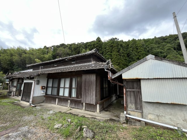 串間市大字都井　築約100年の古民家の外観|倉庫も付いています