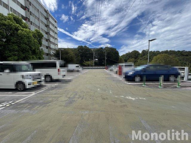 泉北茶山台２丁３番１号棟の駐車場