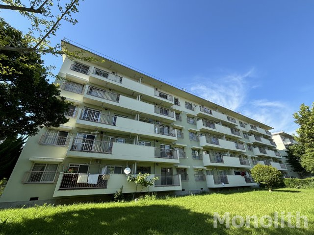 鶴山台32号棟の外観