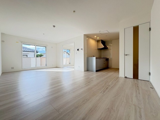 呉市天応大浜２丁目のアパートの居間・リビング