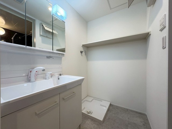 呉市天応大浜２丁目のアパートの独立洗面台