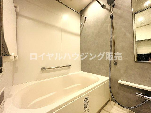 清潔感のあるバスルームで一日の疲れをゆっくり癒してください。浴室乾燥機能付き。