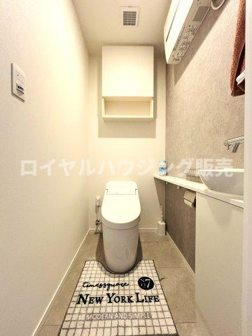 手洗いボウルと吊戸棚が設置されたタンクレストイレ。もちろん温水洗浄機能付き。