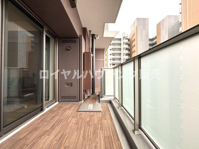 奥行の広いバルコニーは洗濯物もたくさん干すことができます。