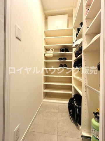 玄関に設置された大きなシューズインクローゼットです。