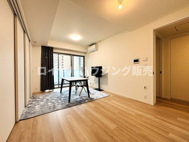 約10.7帖のリビング、リビング部には床暖房があります。