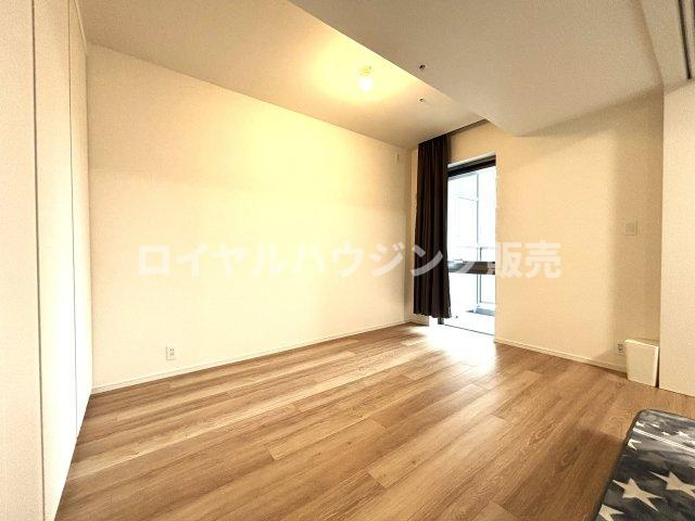 リビング横の約6.0帖の居室は収納のできるスライドドアなので、お子様が小さい頃や、ディンクスのご家族は開けっ放しで広く使うこともできます。