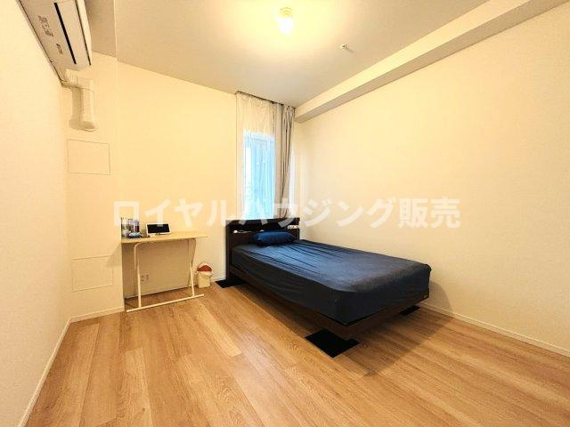 約7.0帖の主寝室は独立していて、大型のウォークインクローゼットが配置されています。