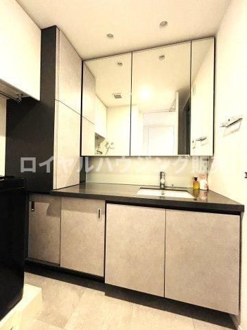 広々として、尚且つ収納の多い洗面化粧台です。