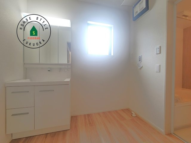 福岡市南区若久2丁目第2-1棟（2号棟）の内観：施工例|ゆとりの洗面スペースで朝の身支度もスムーズに。暮らしを快適に変えるシャワー付洗面台です！
