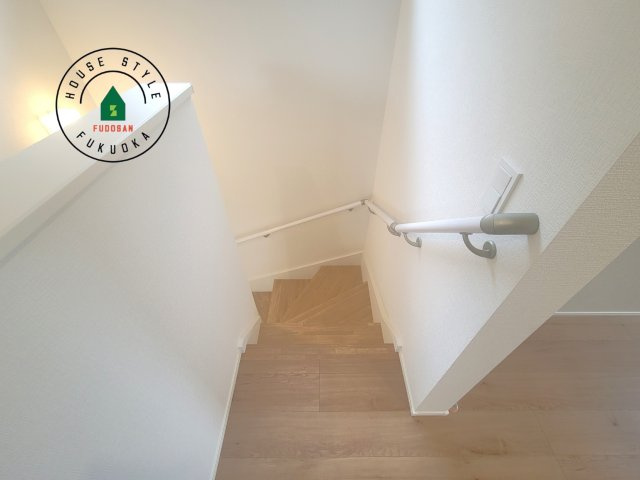 福岡市南区若久2丁目第2-1棟（2号棟）の内観：施工例|階段からも明るい光が入ります。採光や通風も階段の重要な役割です。