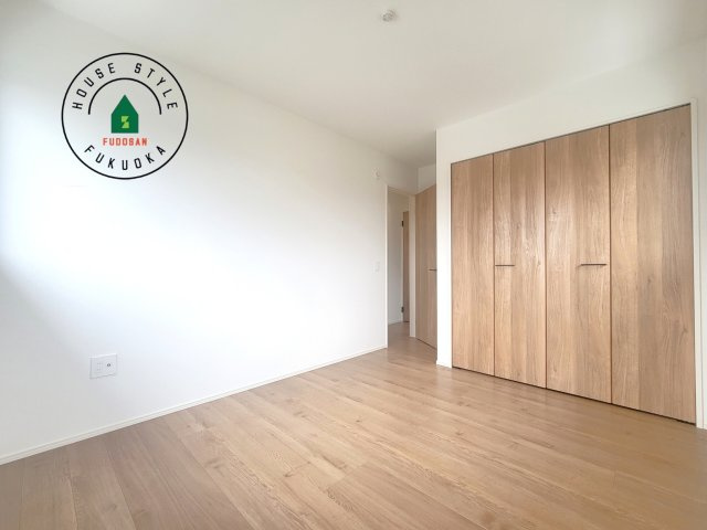 福岡市南区若久2丁目第2-1棟（2号棟）の内観：施工例|落ち着いた色調の洋室です。