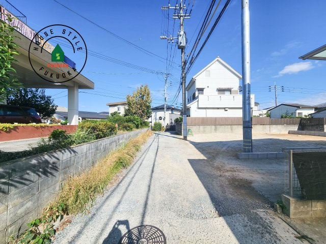 福岡市南区若久2丁目第2-1棟（2号棟）の前面道路含む現地写真|前面道路は閑静な住宅地をはしる車通りの少ない道路。お車の出し入れが苦手なママや小さなお子様にも安心ですね。しっかり舗装もされているので、ベビーカーや自転車で通っても快適に通行できます。