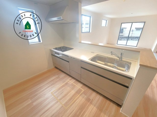 福岡市南区若久2丁目第2-1棟（2号棟）の内観：施工例|ダイニングテーブルへの配膳がラクラク、お料理はかどるカウンター付きシステムキッチン！