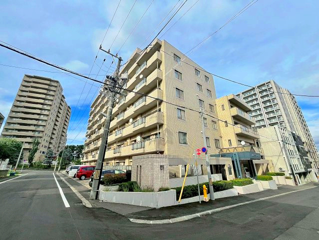 カーサ手稲本町の外観|スーパー・コンビニまで徒歩4分以内で日々のお買い物がラクラクな立地です♪