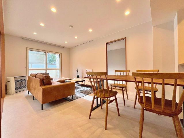 カーサ手稲本町の居間・リビング|リビング別角度！キッチンはIH、給湯・暖房は都市ガスです！