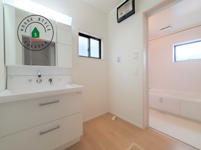 糟屋郡須恵町上須恵第25-2棟（4号棟）の内観：施工例|ゆとりの洗面スペースで朝の身支度もスムーズに。暮らしを快適に変えるシャワー付洗面台です！