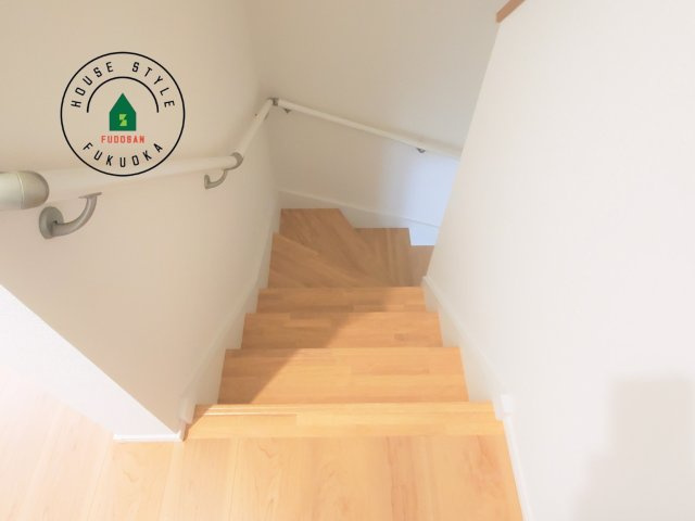 糟屋郡須恵町上須恵第25-2棟（4号棟）の内観：施工例|階段からも明るい光が入ります。採光や通風も階段の重要な役割です。