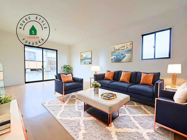 糟屋郡須恵町上須恵第25-2棟（4号棟）の内観：施工例|明るく開放的なリビングダイニングは豊かな陽光が注ぎ込み、やすらぎの空間を演出してくれます。ご家族で楽しいひとときをお過ごし下さい。※家具はCGを合成したものです。