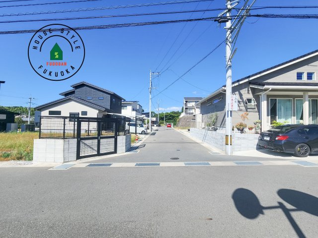 糟屋郡須恵町上須恵第25-2棟（4号棟）の前面道路含む現地写真|前面道路は閑静な住宅地をはしる車通りの少ない道路。お車の出し入れが苦手なママや小さなお子様にも安心ですね。しっかり舗装もされているので、ベビーカーや自転車で通っても快適に通行できます。