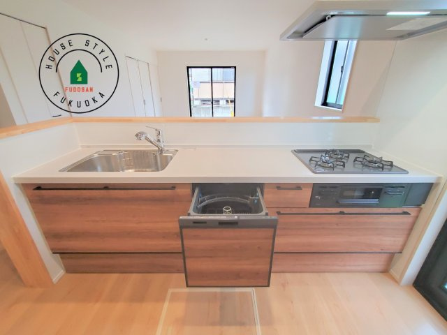 糟屋郡須恵町上須恵第25-2棟（4号棟）の内観：施工例|キッチン。グリル・食器洗い乾燥機・浄水器も完備。