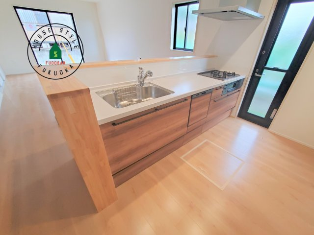 糟屋郡須恵町上須恵第25-2棟（4号棟）の内観：施工例|ダイニングテーブルへの配膳がラクラク、お料理はかどるカウンター付きシステムキッチン！