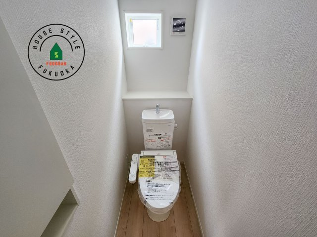 小郡市小郡第22-2棟（1号棟）のトイレ|トイレ・ウォシュレット付。快適で衛生的な洗浄機能付温水シャワートイレです。収納や手すりもついてます。