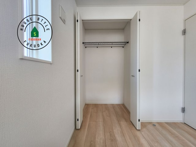 小郡市小郡第22-2棟（1号棟）の収納|壁面クローゼットのメリットは、衣類が横一列に並ぶためひと目で洋服が選びやすいこと。衣類をたくさんお持ちの方も、限られたスペース内に無理なく収納することができます。