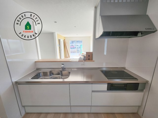 小郡市小郡第22-2棟（1号棟）のキッチン|忙しい朝でも家族揃って食事をしたいゆとりあるダイニングスペース。