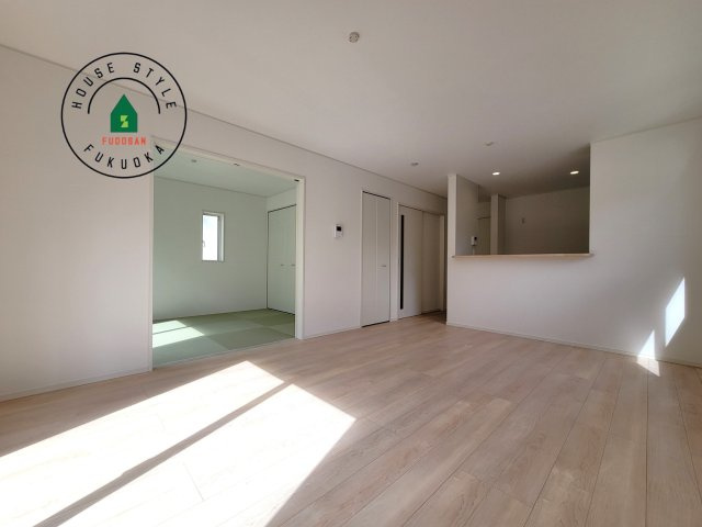 福岡市西区今宿東3丁目第10-6棟(6号棟)の内観：施工例|キッチンからリビングをしっかり確認できます。家族の笑顔があふれる空間になりそうですね。