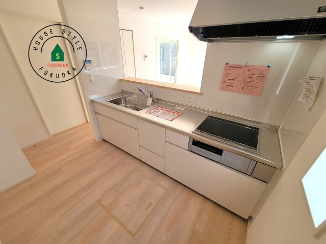 福岡市西区今宿東3丁目第10-6棟(6号棟)の内観：施工例|カウンターキッチンなら、リビングで遊ぶ子供の様子を見ながら料理ができるので安心です。料理を運んでもらったり、子供にお手伝いしてもらいやすいのもいいですね。