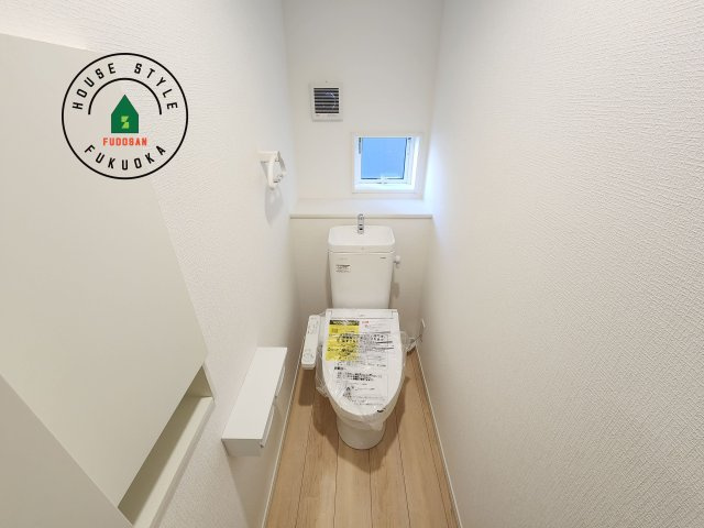 福岡市西区今宿東3丁目第10-6棟(5号棟)のトイレ|トイレ・ウォシュレット付。快適で衛生的な洗浄機能付温水シャワートイレです。収納や手すりもついてます。