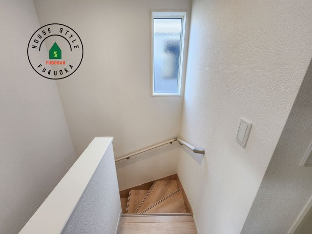 福岡市西区今宿東3丁目第10-6棟(5号棟)の内装|＜手すり付階段＞手すりがないと階段の昇り降りで危険なことはもちろん、壁に手をつきながら歩くことで壁紙が汚れやすくなります。すべての方に快適に昇り降りしていただくため、手すりを設置しました。