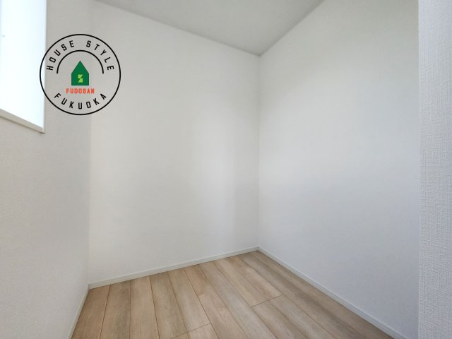 福岡市西区今宿東3丁目第10-6棟(5号棟)の収納|【WIC（ウォークインクローゼット）】 たくさんの洋服をかけてもシワになりにくいウォークインクローゼット。洋服以外にも、普段使わない家電やスーツケース、ストック品など何でも片付く嬉しい空間です。