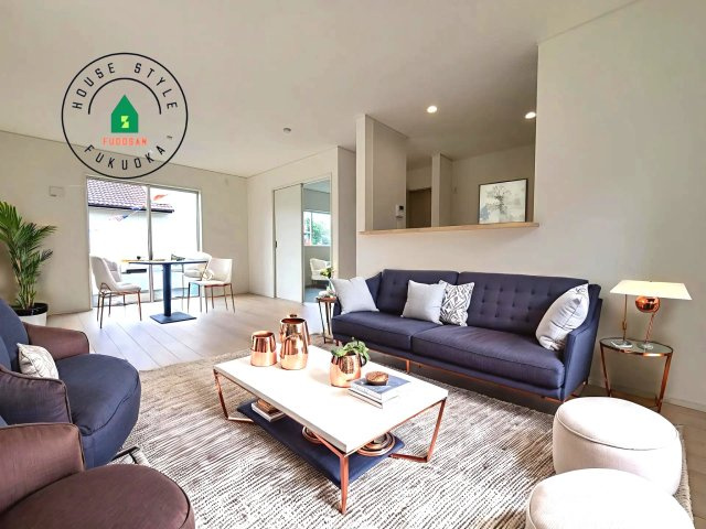 福岡市西区今宿東3丁目第10-6棟(5号棟)の内観：施工例|明るく開放的なリビングダイニングは豊かな陽光が注ぎ込み、やすらぎの空間を演出してくれます。ご家族で楽しいひとときをお過ごし下さい。※家具はCGを合成したものです。