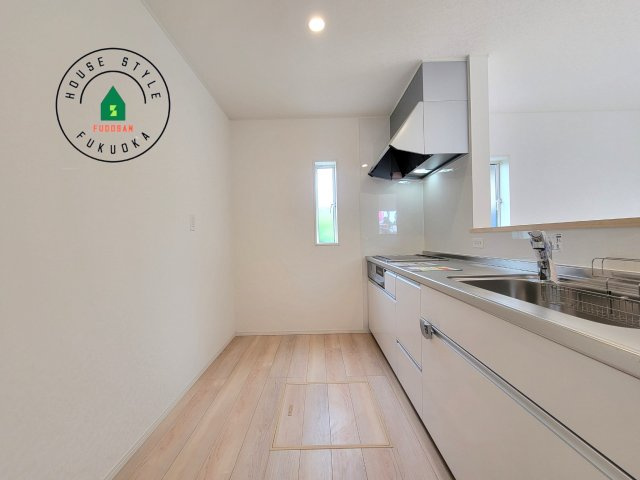 福岡市西区今宿東3丁目第10-6棟(5号棟)の内観：施工例|キッチンからリビングをしっかり確認できます。家族の笑顔があふれる空間になりそうですね。