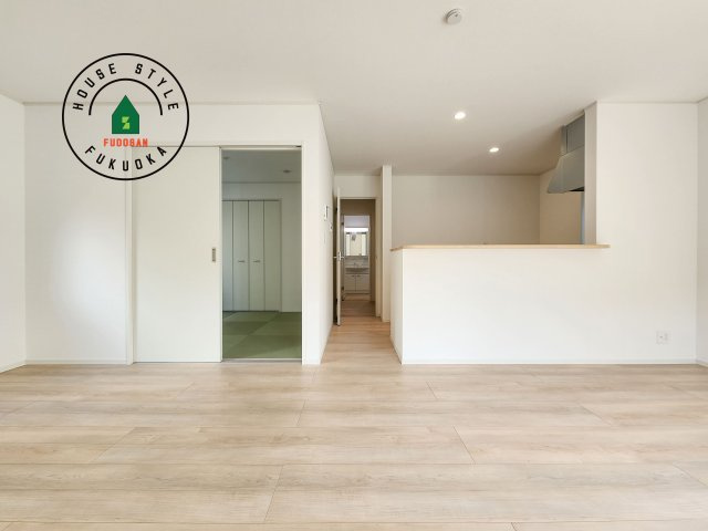 福岡市西区今宿東3丁目第10-6棟(5号棟)の居間・リビング|キッチンからリビングをしっかり確認できます。家族の笑顔があふれる空間になりそうですね。