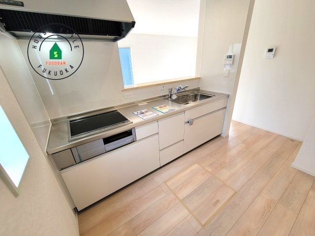 福岡市西区今宿東3丁目第10-6棟(5号棟)の内観：施工例|カウンターキッチンなら、リビングで遊ぶ子供の様子を見ながら料理ができるので安心です。料理を運んでもらったり、子供にお手伝いしてもらいやすいのもいいですね。