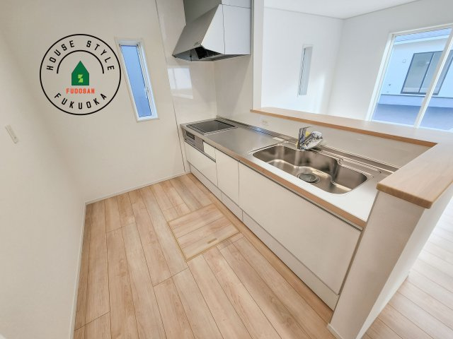 福岡市西区今宿東3丁目第10-6棟(5号棟)のキッチン|カウンターキッチンなら、リビングで遊ぶ子供の様子を見ながら料理ができるので安心です。料理を運んでもらったり、子供にお手伝いしてもらいやすいのもいいですね。