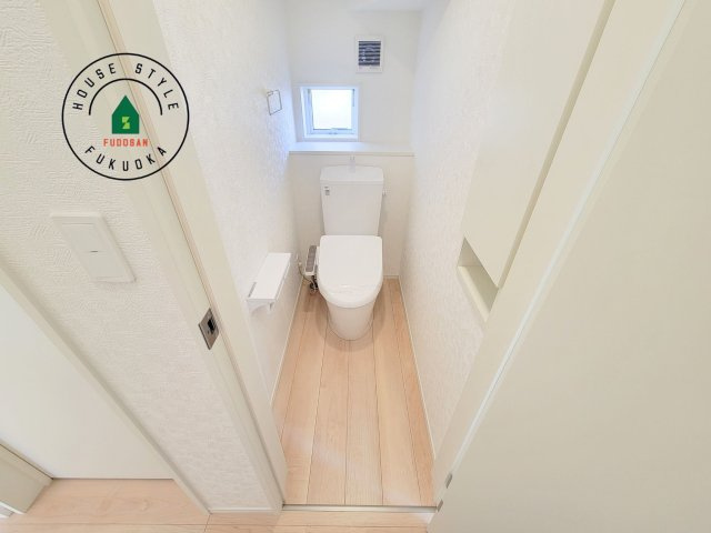 福岡市西区今宿東3丁目第10-6棟(4号棟)の内観：施工例|トイレ・ウォシュレット付。快適で衛生的な洗浄機能付温水シャワートイレです。収納や手すりもついてます。