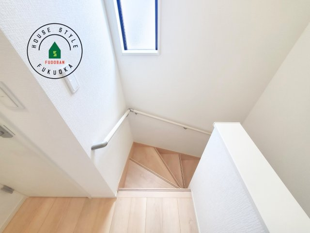 福岡市西区今宿東3丁目第10-6棟(4号棟)の内観：施工例|＜手すり付階段＞手すりがないと階段の昇り降りで危険なことはもちろん、壁に手をつきながら歩くことで壁紙が汚れやすくなります。すべての方に快適に昇り降りしていただくため、手すりを設置しました。