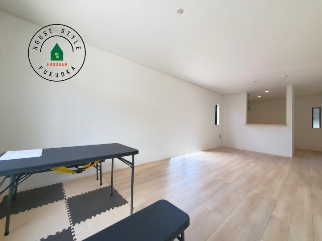 福岡市西区今宿東3丁目第10-6棟(4号棟)の内観：施工例|キッチンからリビングをしっかり確認できます。家族の笑顔があふれる空間になりそうですね。