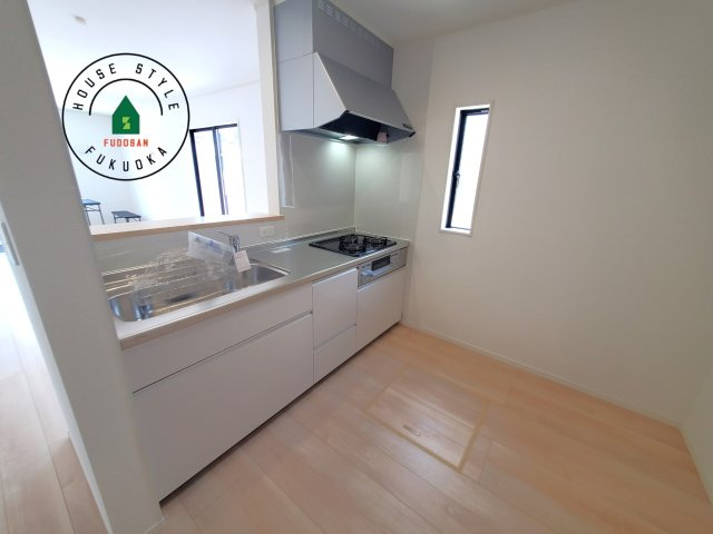 福岡市西区今宿東3丁目第10-6棟(4号棟)の内観：施工例|カウンターキッチンなら、リビングで遊ぶ子供の様子を見ながら料理ができるので安心です。料理を運んでもらったり、子供にお手伝いしてもらいやすいのもいいですね。