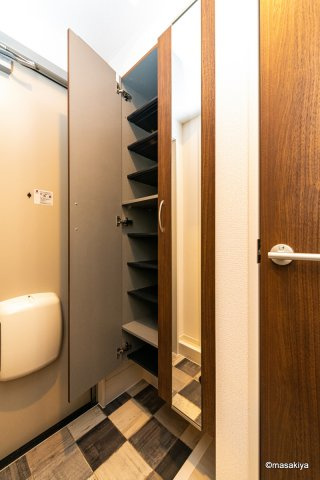 ドゥ・ヴィラージュ吉田の玄関|下駄箱