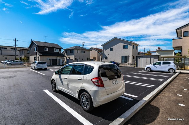 ドゥ・ヴィラージュ吉田の駐車場