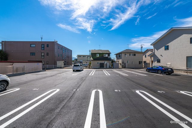 ドゥ・ヴィラージュ吉田の駐車場