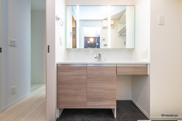 ドゥ・ヴィラージュ吉田の洗面所|洗面脱衣　シャンプードレッサー付